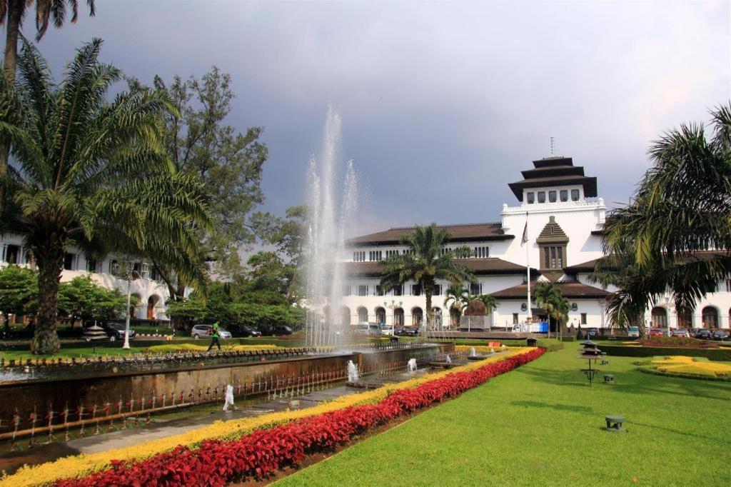 Oyo 91561 Gandhi Hotel Bandung Luaran gambar