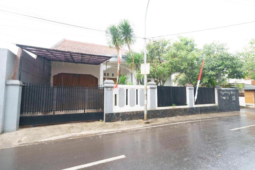 Oyo 91561 Gandhi Hotel Bandung Luaran gambar